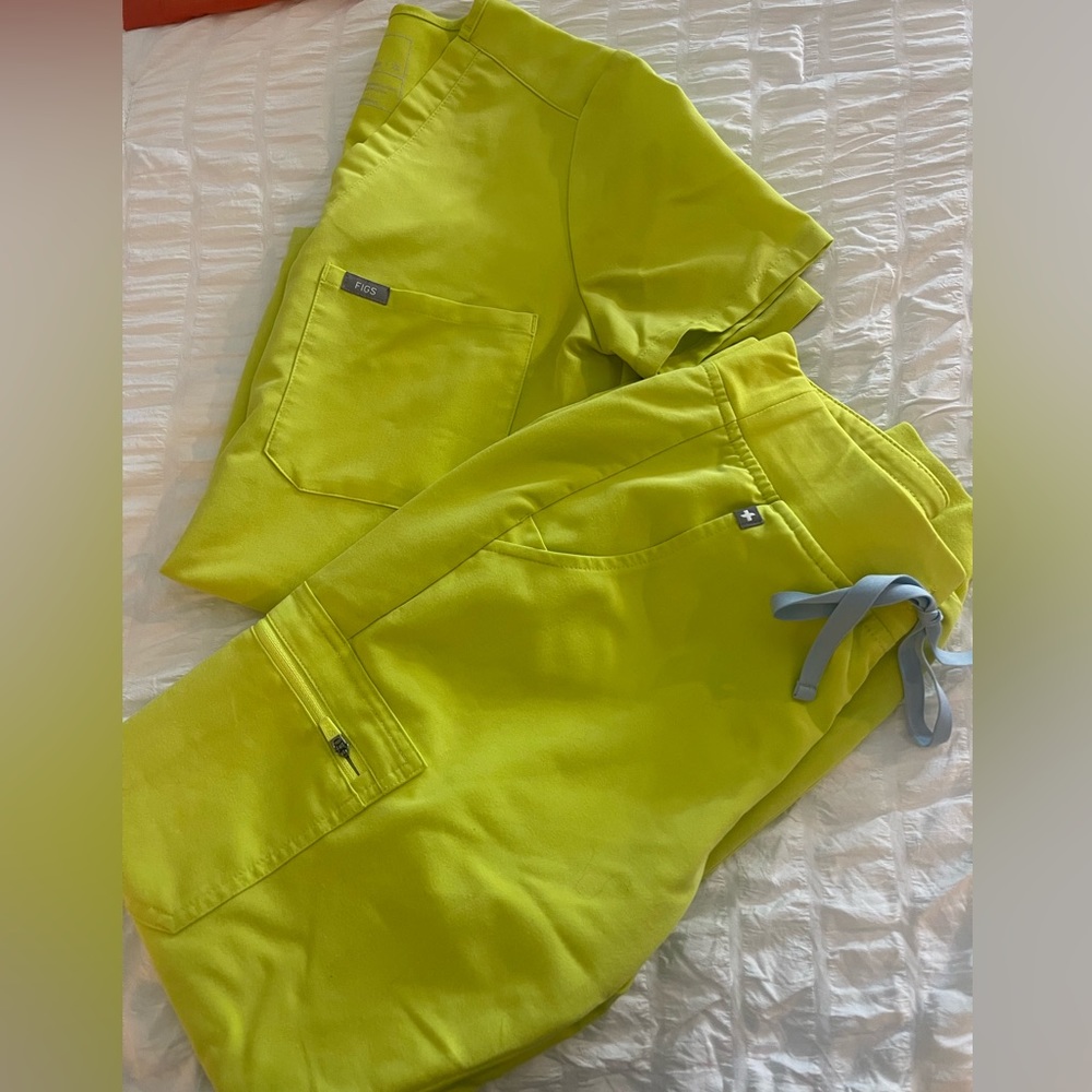 FIGS XS one pocket top and jogger set- citrine